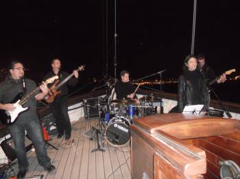 Des musiciens sur le pont pour un concert privé