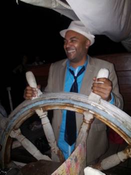 Thierry TRESOR présentateur de LCM La Chaine Marseille, à bord du bateau Inga des Riaux