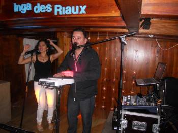 Avec un DJ et du live à bord