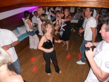 La dance floor dans la cale du bateau